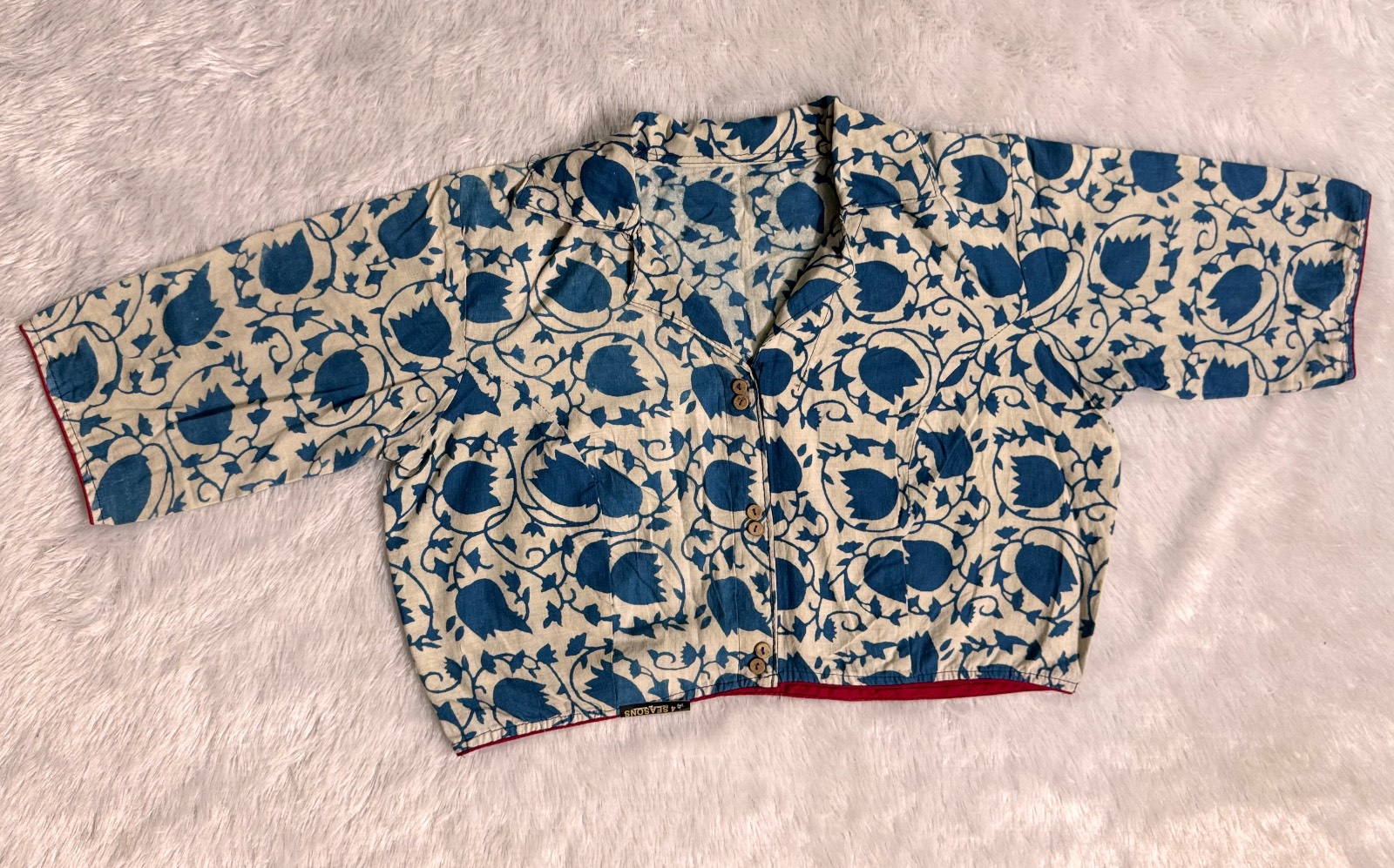 Indigo offwhite collar neck blouse (piping, wooden button)